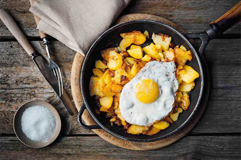 Bratkartoffeln mit Speck, Zwiebeln und Spiegelei - Saldoro